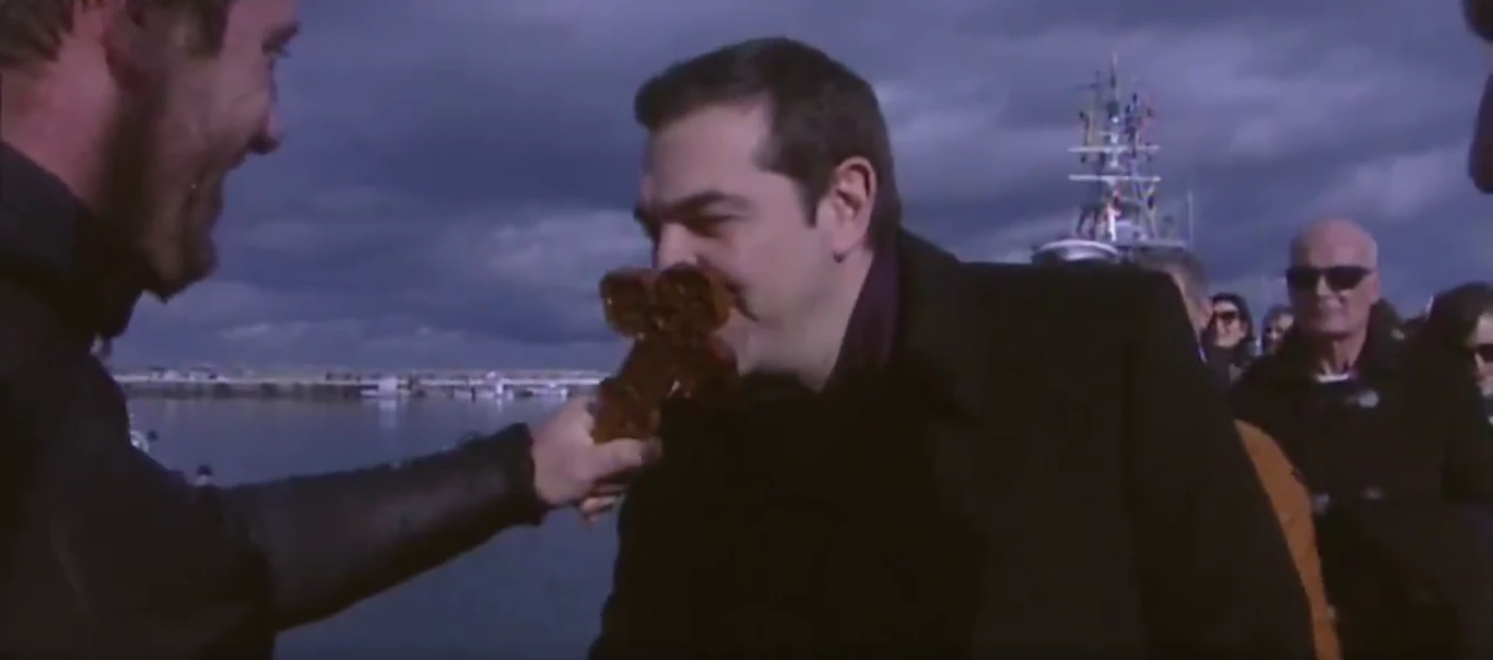 Έρχονται εκλογές! – Απίστευτη υποκρισία – Τον Σταυρό ασπάσθηκε ο άθεος Α. Τσίπρας – Δείτε βίντεο